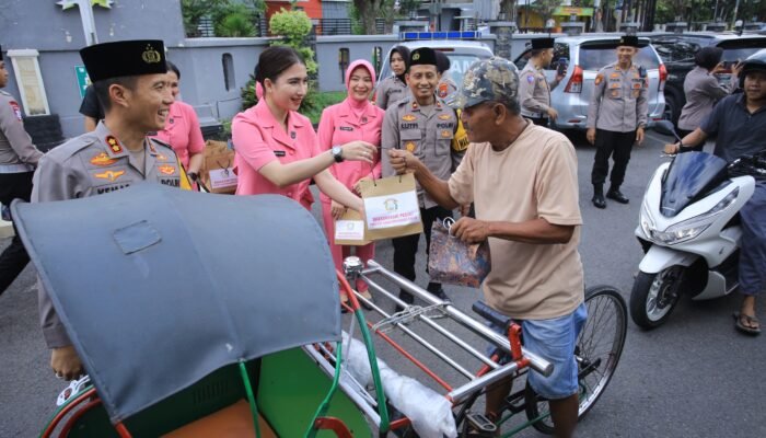 Indahnya Berbagi, Kapolres Madiun Bersama Ketua Bhayangkari Bagikan Takjil
