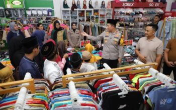 Berkah Ramadan, Kapolres Magetan Ajak Puluhan Anak Yatim Piatu Belanja Baju Lebaran