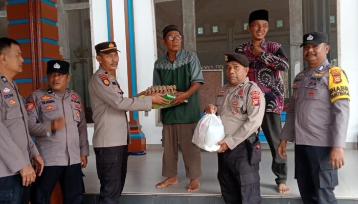 Tebar Kepedulian di Bulan Suci, Polsek Ujung Batu Salurkan Sembako dan Bansos kepada Pengurus Masjid