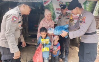 Wujud Kepedulian Polri, Polsek Tambusai Utara Salurkan Bantuan Sosial Program JALUR di Dusun Tikamiang