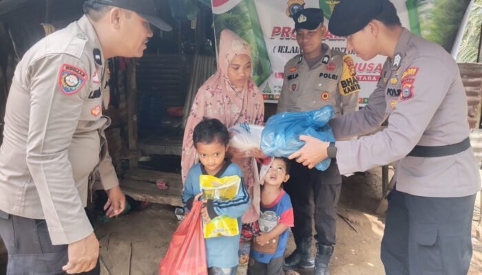 Wujud Kepedulian Polri, Polsek Tambusai Utara Salurkan Bantuan Sosial Program JALUR di Dusun Tikamiang