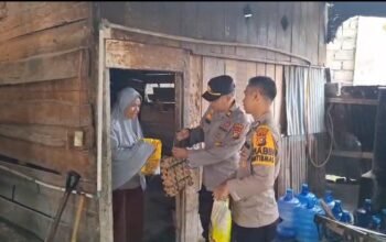 Ramadhan Penuh Berkah, Polsek Rambah Salurkan Bantuan Sembako kepada Warga Kurang Mampu