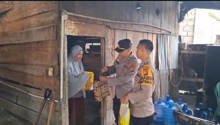 Ramadhan Penuh Berkah, Polsek Rambah Salurkan Bantuan Sembako kepada Warga Kurang Mampu