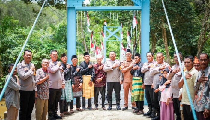 Polri Resmikan Jembatan Gantung Merah Putih Presisi di Rambah Hilir, Warga dan Pelajar Nikmati Akses Mudah dan Aman
