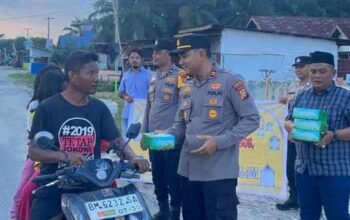 Polsek Bonai Darussalam Hadir di Tengah Masyarakat, Bagikan Takjil Jelang Berbuka