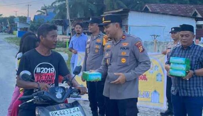 Polsek Bonai Darussalam Hadir di Tengah Masyarakat, Bagikan Takjil Jelang Berbuka