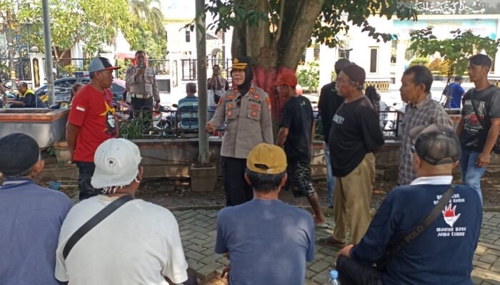 Polri Hadir, Berikan Pengamanan Audiensi PKL Alun alun Kota Madiun