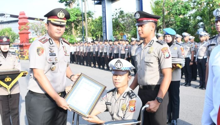 Apresiasi Dedikasi Tinggi, Bripda Sakti Terima Penghargaan Usai Insiden Viral di Jalan