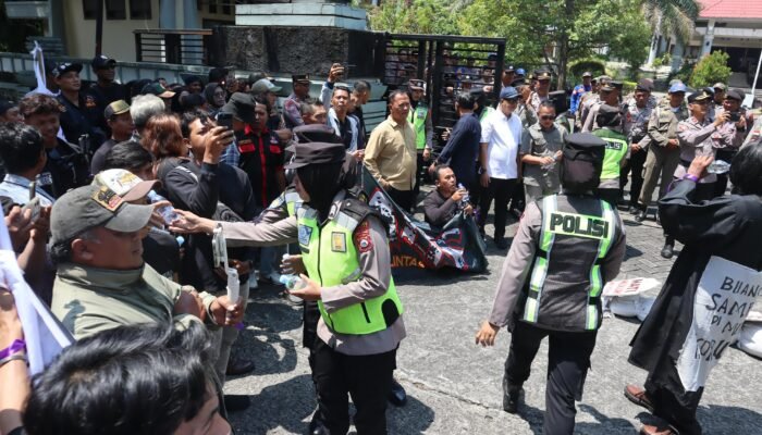 Ratusan Personel Polisi Amankan Aksi Damai di Magetan, Polwan Turun Bagikan Minuman untuk Massa