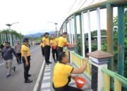 Dukung Program Jembatan Merah Putih Presisi, Polres Madiun Lakukan Kerja Bakti Massal di Jembatan Kresek