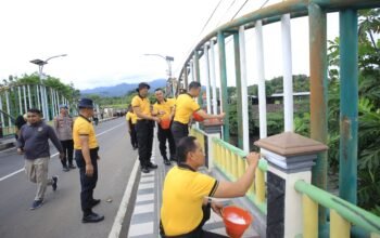 Dukung Program Jembatan Merah Putih Presisi, Polres Madiun Lakukan Kerja Bakti Massal di Jembatan Kresek