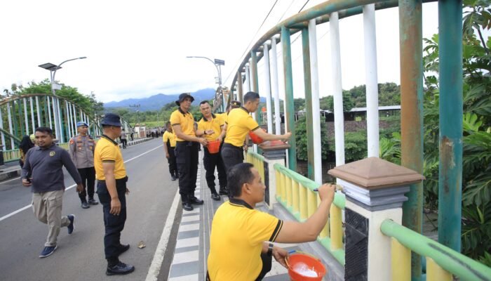 Dukung Program Jembatan Merah Putih Presisi, Polres Madiun Lakukan Kerja Bakti Massal di Jembatan Kresek