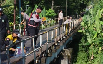 Polres Madiun Kota Bersama Warga Renovasi Jembatan Ngebrak, Wujud Nyata Polri untuk Masyarakat