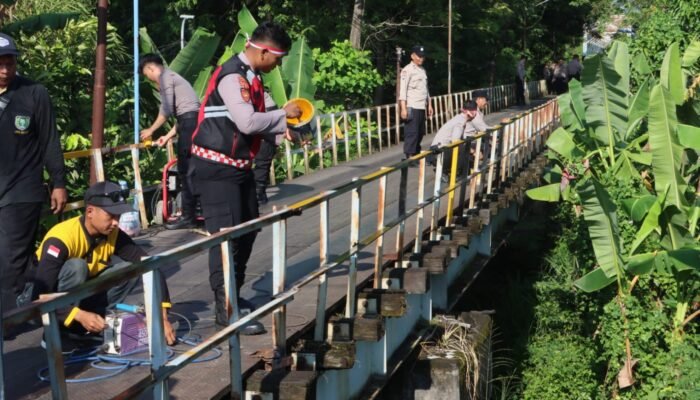 Polres Madiun Kota Bersama Warga Renovasi Jembatan Ngebrak, Wujud Nyata Polri untuk Masyarakat