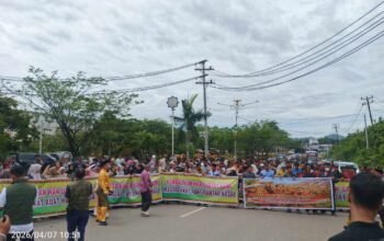 Ratusan Massa Persukuan Melayu Rantau Kasai Datangi Polres Rohul, Desak Penjelasan Penahanan Tokoh