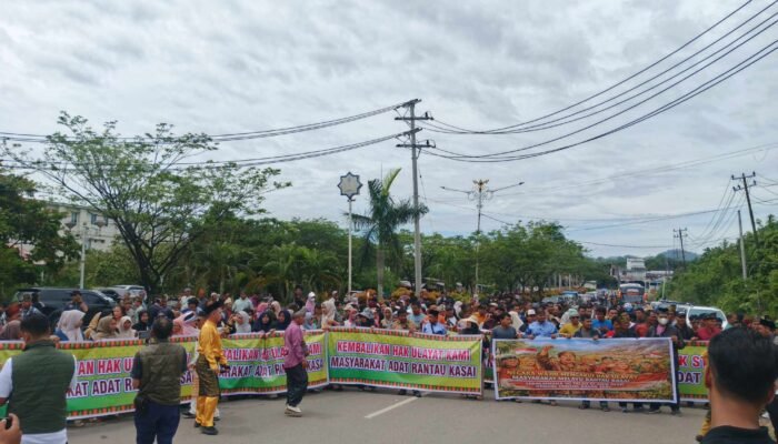 Ratusan Massa Persukuan Melayu Rantau Kasai Datangi Polres Rohul, Desak Penjelasan Penahanan Tokoh