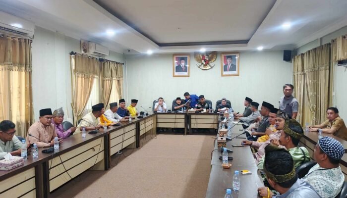 Perjuangkan Hak Ulayat, Massa PMRK Gelar Aksi Damai, DPRD Rokan Hulu Sepakati Solusi Bersama