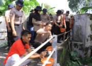 Bersama Warga, Kapolres Madiun Benahi Jembatan Akses Utama Dusun