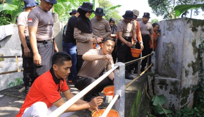 Bersama Warga, Kapolres Madiun Benahi Jembatan Akses Utama Dusun