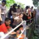 Bersama Warga, Kapolres Madiun Benahi Jembatan Akses Utama Dusun
