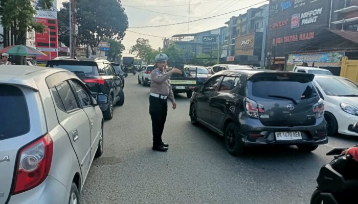 Ditlantas Polda Riau dan Polresta Pekanbaru Turun Langsung Atur Lalin di SPBU dan Titik Rawan