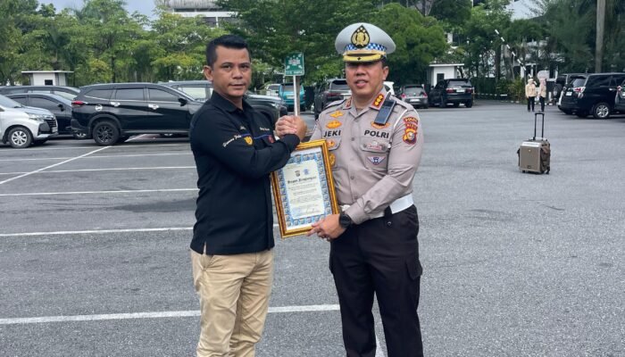 Dirlantas Polda Riau Pimpin Apel Pagi, Personel Berprestasi Terima Penghargaan