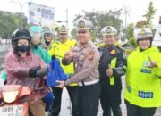 Bagikan Helm Gratis dan Bibit Mangga, Ditlantas Polda Riau Gaungkan Keselamatan dan Kepedulian Lingkungan