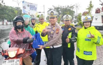 Bagikan Helm Gratis dan Bibit Mangga, Ditlantas Polda Riau Gaungkan Keselamatan dan Kepedulian Lingkungan