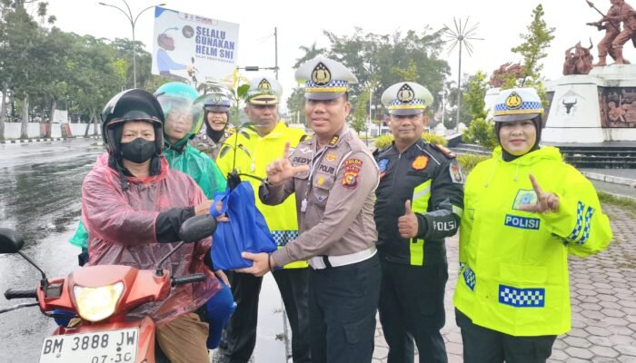 Bagikan Helm Gratis dan Bibit Mangga, Ditlantas Polda Riau Gaungkan Keselamatan dan Kepedulian Lingkungan