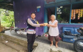Bhabinkamtibmas Turun Langsung Salurkan Daging Qurban Polres Magetan ke Warga