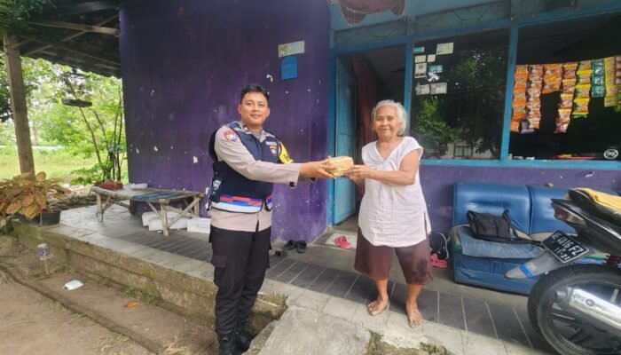 Bhabinkamtibmas Turun Langsung Salurkan Daging Qurban Polres Magetan ke Warga