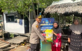 Polres Dumai Gelar Program JALUR, Bagikan Bansos dan Pengobatan Gratis di Pesisir Pangkalan Sesai
