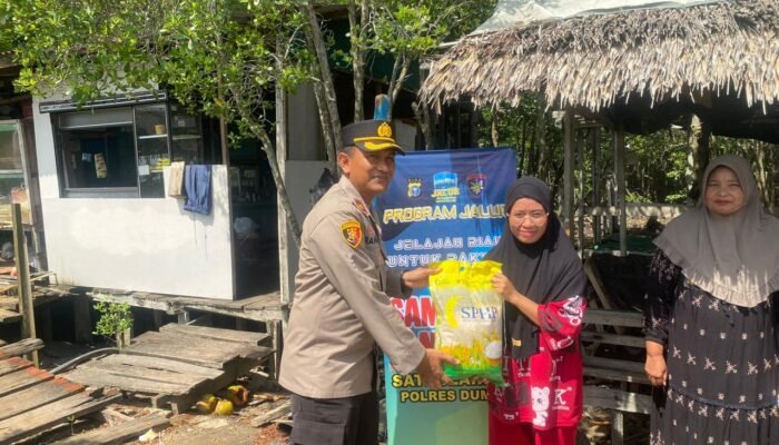 Polres Dumai Gelar Program JALUR, Bagikan Bansos dan Pengobatan Gratis di Pesisir Pangkalan Sesai