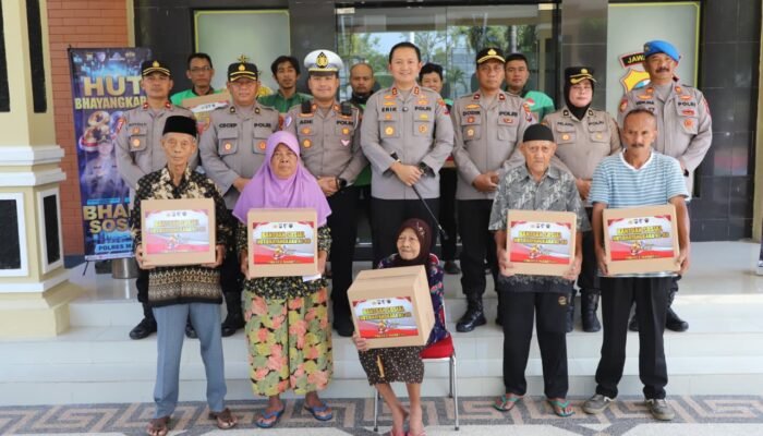 Sambut Hari Bhayangkara ke-80, Polres Magetan Gelar Bakti Sosial Salurkan Sembako, Bedah Rumah, Air Bersih hingga Alsintan untuk Masyarakat