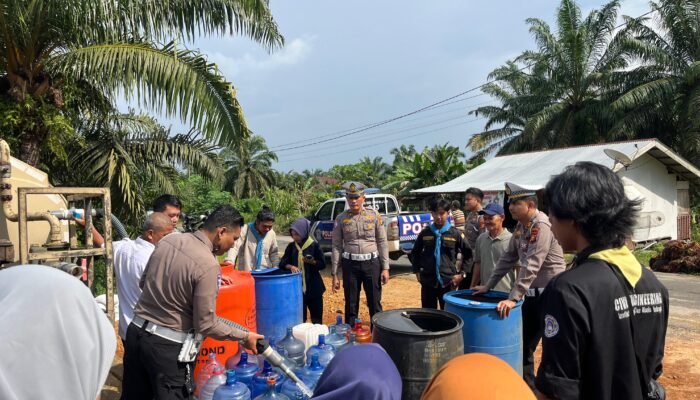 Polda Riau dan Jajaran Realisasikan Ribuan Bansos, Program Air Bersih hingga Gerakan Indonesia Asri