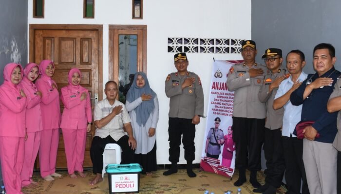 Polres Madiun Kota Sambut HUT Bhayangkara ke-80 dengan Anjangsana kepada Purnawirawan dan Anggota Sakit