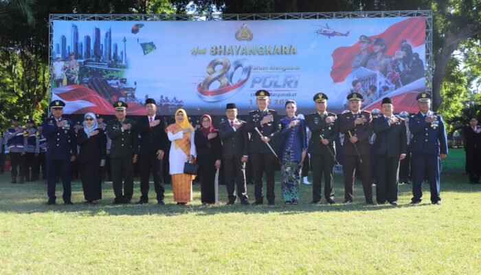 Hari Bhayangkara ke-80, Bupati Magetan Ganjar Personel Polres Piagam Penghargaan atas Pengabdian Menjaga Kamtibmas Kondusif