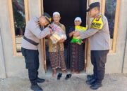 Melalui Program JALUR, Polsek Rambah Samo Salurkan Bantuan Sembako dan Edukasi Kebersihan Lingkungan di Desa Teluk Aur