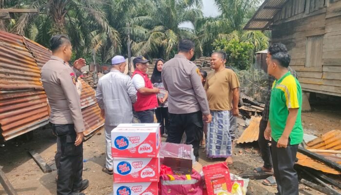 Kapolsek Kepenuhan dan Camat Salurkan Bantuan untuk Korban Kebakaran Rumah di Desa Ulak Patian