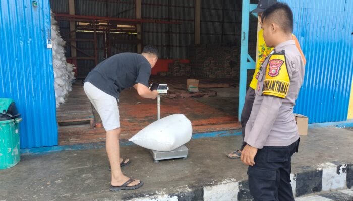 Bhabinkamtibmas Monitoring Penyerapan Jagung Ketahanan Pangan Desa Mekar Jaya oleh Bulog