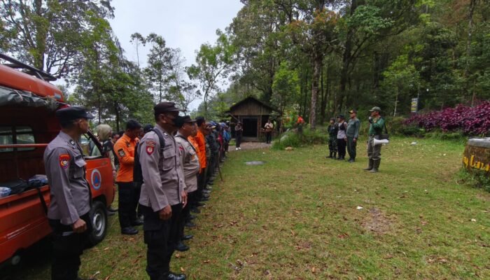 Mitigasi Karhutla, Polres Magetan Bersama Perhutani, TNI, BPD dan Masyarakat Gotong Royong Bangun Ilaran Api di Lereng Gunung Lawu