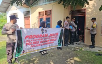 Polsek Kepenuhan Salurkan Bantuan Sembako untuk Warga Pinggiran Sungai Rokan Melalui Program JALUR