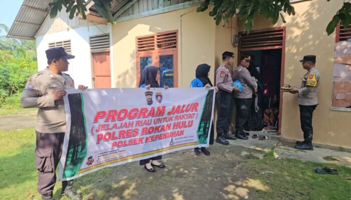 Polsek Kepenuhan Salurkan Bantuan Sembako untuk Warga Pinggiran Sungai Rokan Melalui Program JALUR