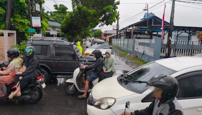 Apresiasi dan Terima Kasih untuk Polantas, Tetap Mengabdi di Tengah Guyuran Hujan