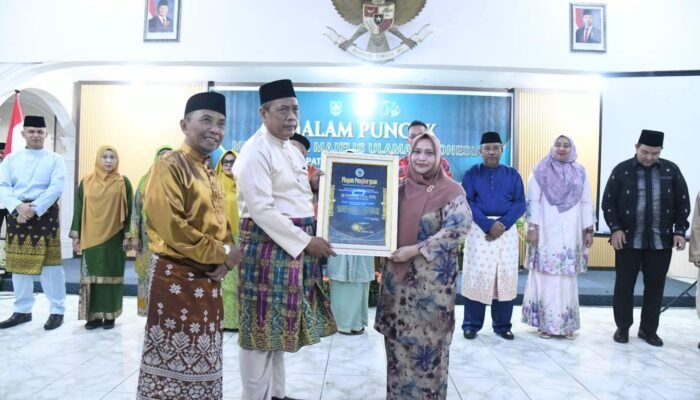 Bupati Kasmarni Terima Penghargaan MUI Bengkalis atas Komitmen Membangun Kemaslahatan Umat