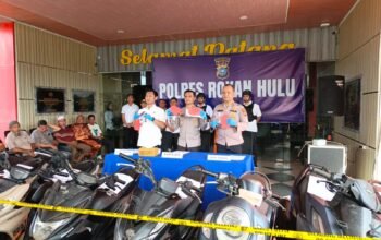 Konferensi Pers Polres Rokan Hulu Ungkap Rangkaian Kasus Curanmor, Satu Unit Mobil L300 dan 5 Unit Sepeda Motor Dikembalikan Kepada Korban