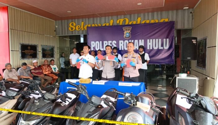 Konferensi Pers Polres Rokan Hulu Ungkap Rangkaian Kasus Curanmor, Satu Unit Mobil L300 dan 5 Unit Sepeda Motor Dikembalikan Kepada Korban