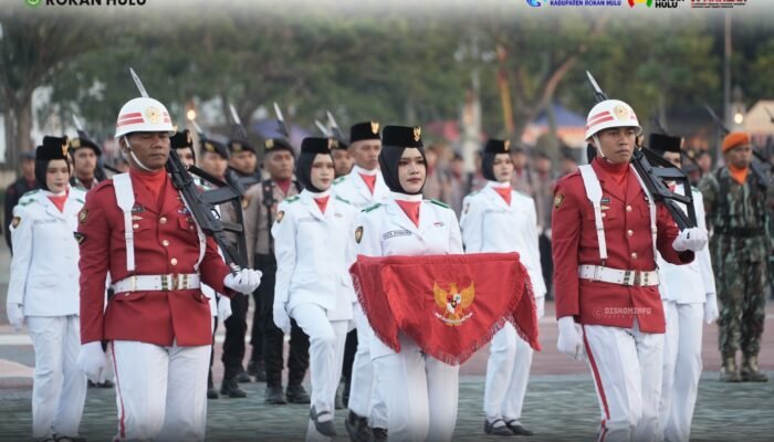 Merah Putih Berkibar di Senja Hari, Penurunan Bendera HUT ke-81 RI di Rokan Hulu Berjalan Sukses.