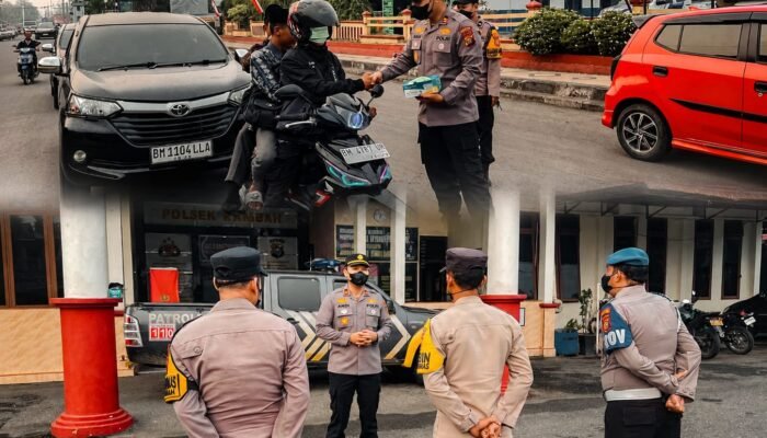 Polsek Rambah Bergerak, Bagikan Masker di Tengah Kabut Asap