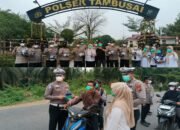 Polsek Tambusai Tekan Risiko Paparan Kabut Asap, Bagikan 100 Masker